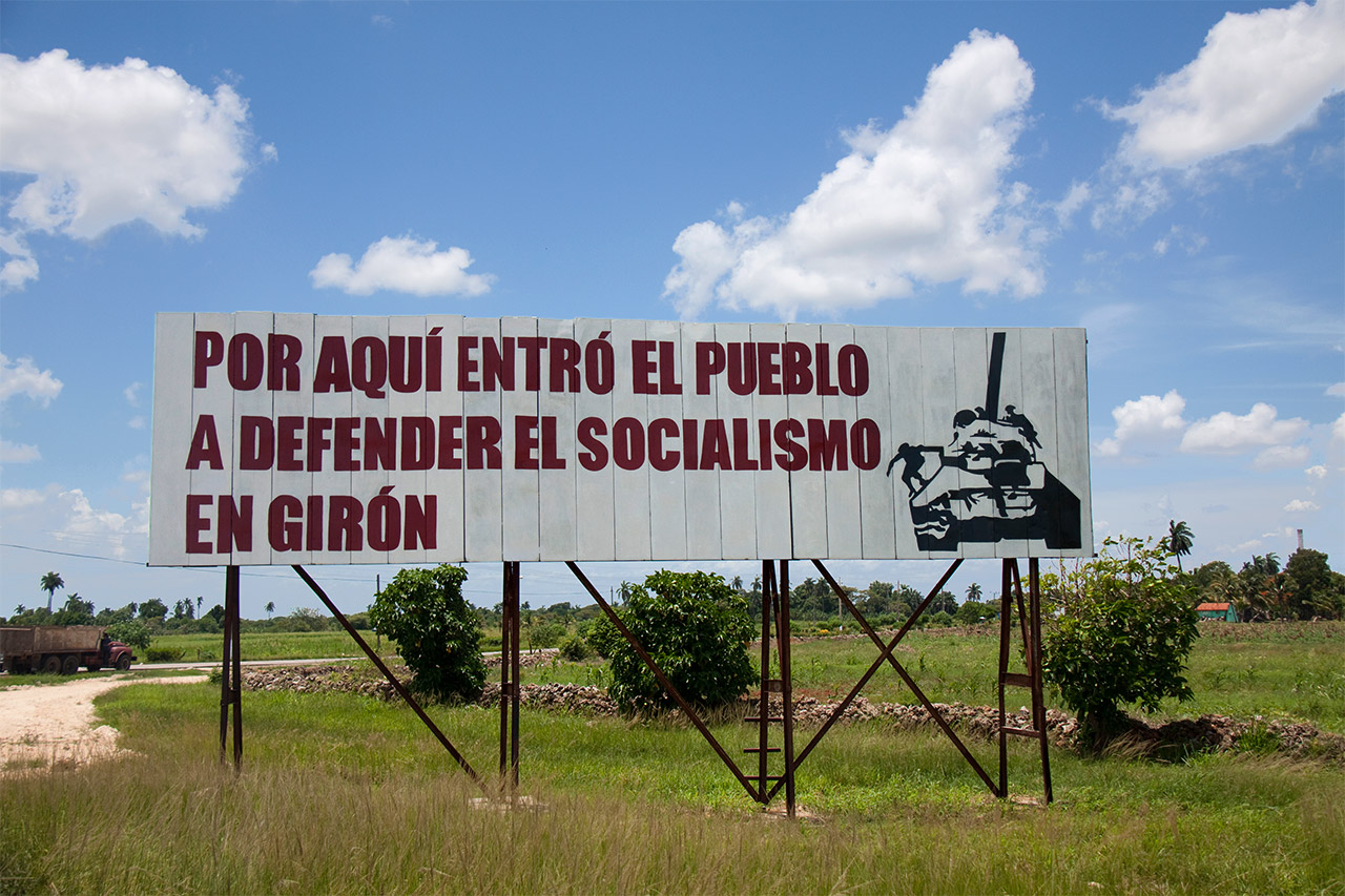 Roadside billboard 'Por aquí entró el pueblo a defender el socialismo en Girón', Cuba