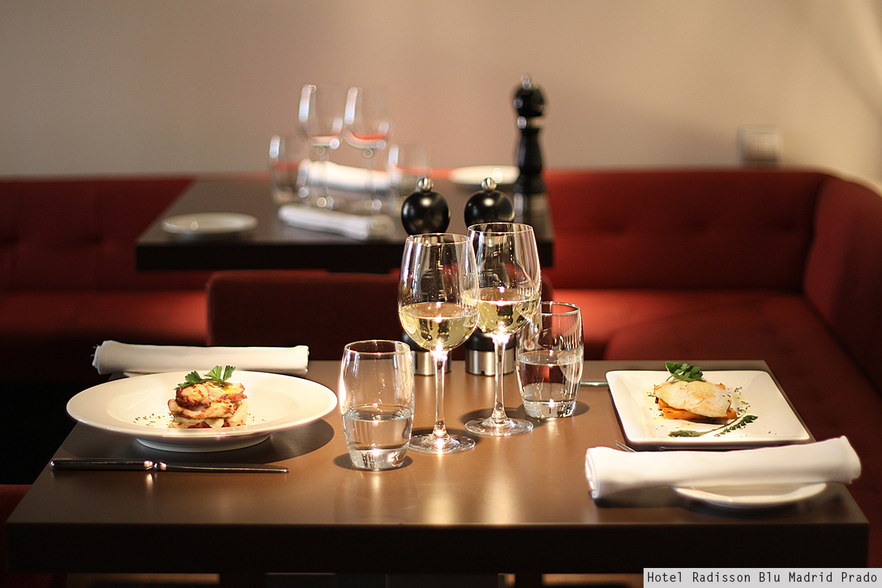 Hotel Radisson Blu Madrid Prado restaurant table setting