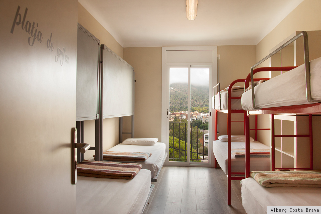 Alberg Costa Brava dormitory with bunk beds and mountain view