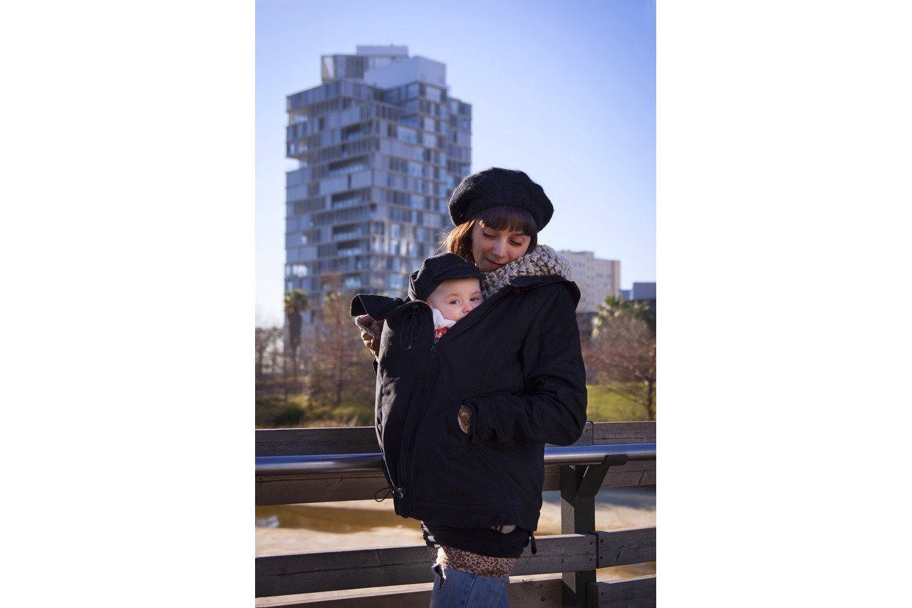 Mother with baby in a carrier jacket, Barcelona — Momawo