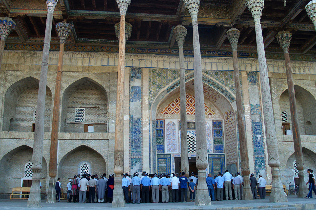 Worshippers gathered at Bolo Haouz Mosque wooden columns, Bukhara